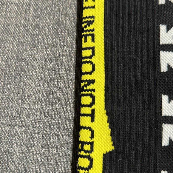 *NEW* OFF WHITE black + white arrow box logo + yellow caution tape hypeb… - Picture 4 of 5